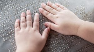 Saiba quais são as principais adaptações para deficientes visuais nas escolas