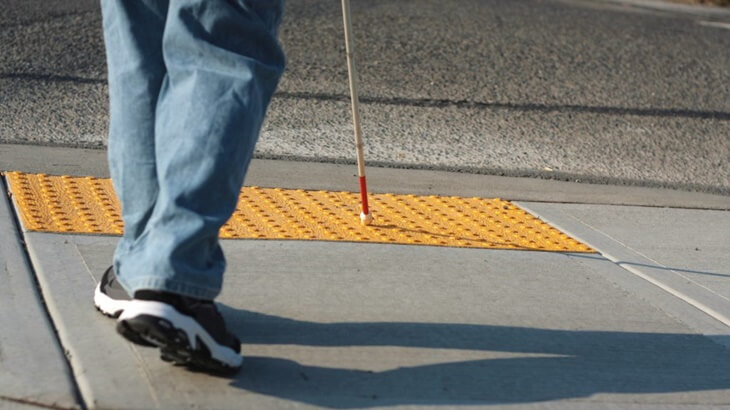 Falta de acessibilidade para cegos: saiba como evitar multas para ...
